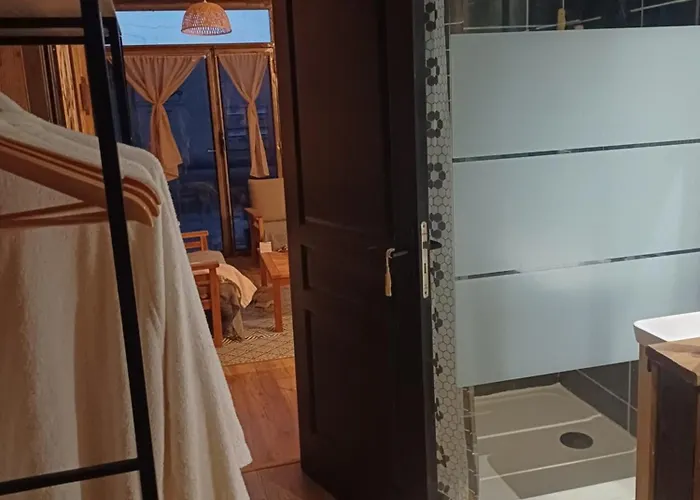 Love Room avec Jacuzzi Privatif - Expérience Unique dans le Gard *